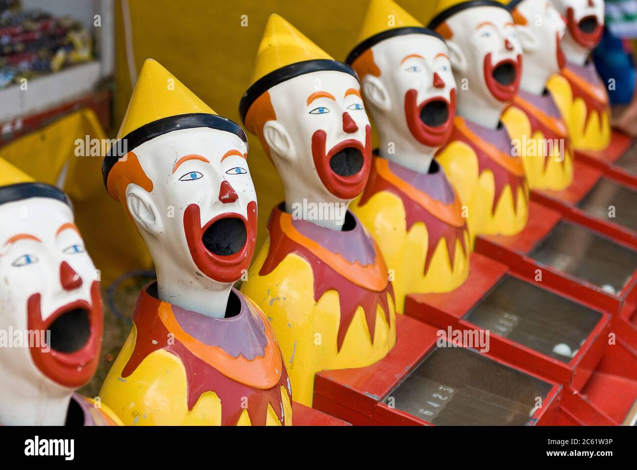 brightly-colored-sideshow-clowns-at-a-circus-2C61W3P.jpg