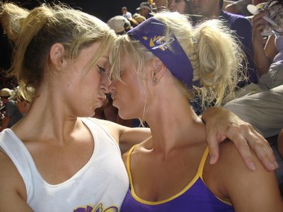 lsu-kissing-women1.jpg