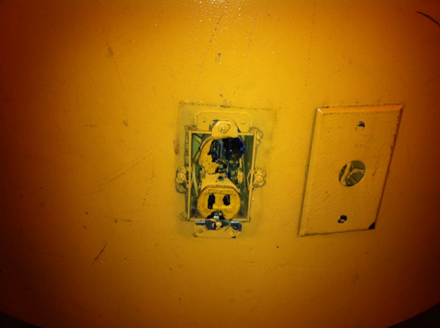 laguardia-airport-broken-power-outlet.jpg