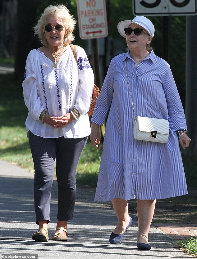 17752420-7399633-Looking_relaxed_Hillary_wore_sensible_navy_flats_to_walk_around_-a-14_1566930878106.jpg