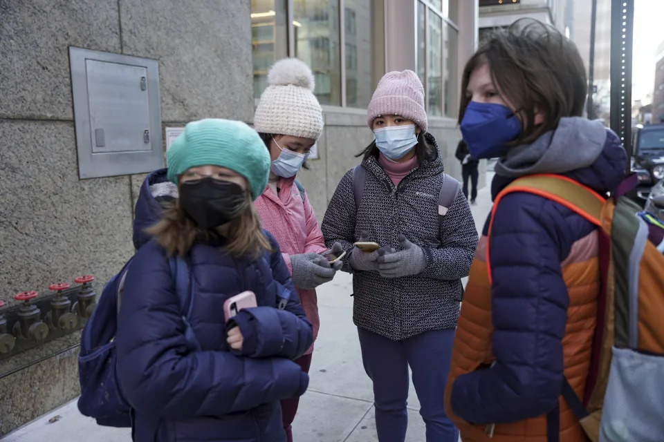 Students wearing masks arrive at Morton School in Manhattan, on Jan. 4, 2022. (Dieu-Nalio Chéry/The New York Times)