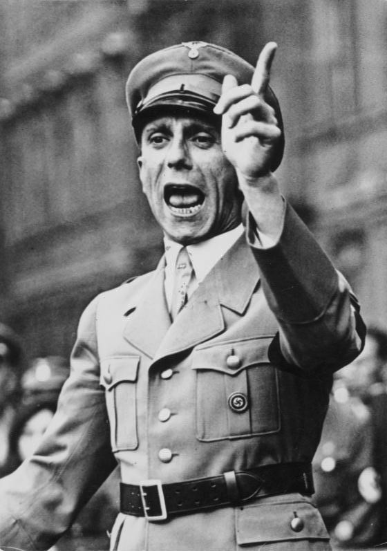 Bundesarchiv_Bild_102-17049%2C_Joseph_Goebbels_spricht.jpg
